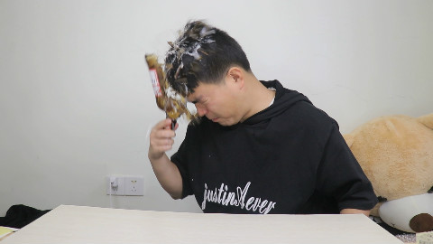 小伙体验电影道具啤酒瓶砸脑袋,砸完 感觉还想再来一次,真爽